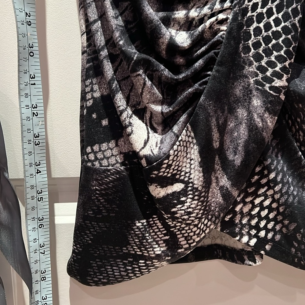 Le chateau form fitting dress - Picture 10 of 13